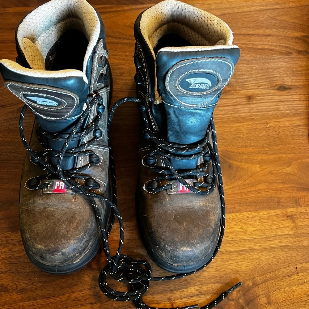 Avenger Framer women’s safety toe, waterproof work boots size 8.5